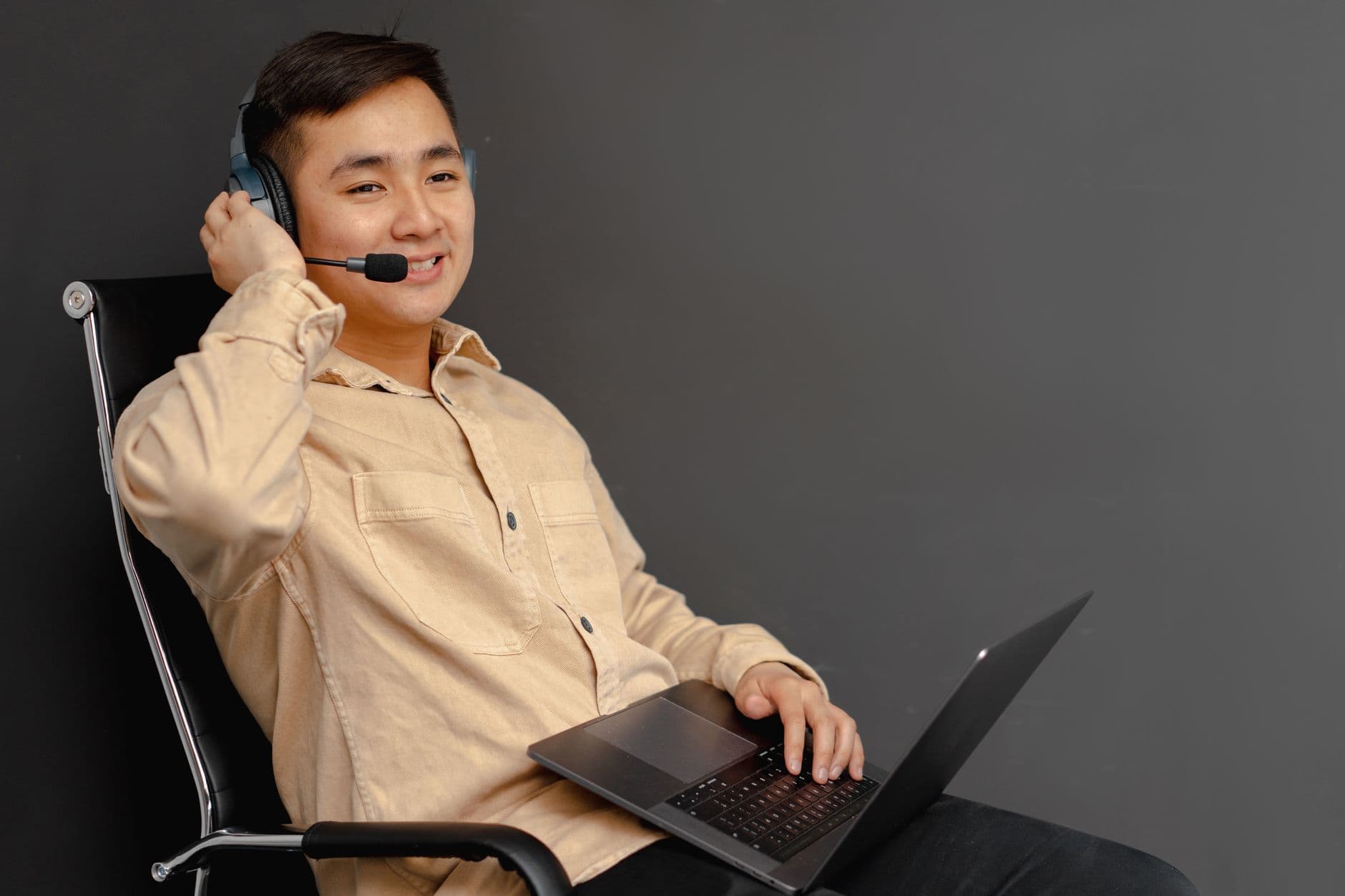 Representante de atención con auriculares llamando a un proveedor