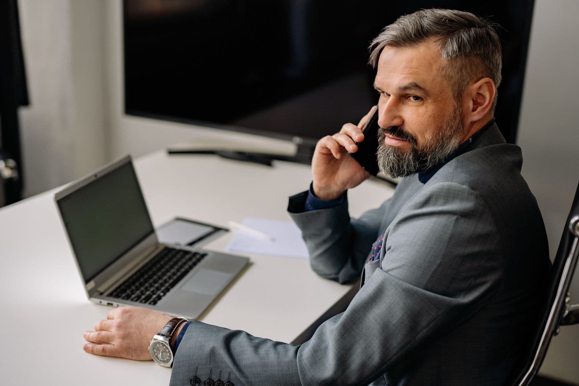 Consultor de TI al teléfono coordinando proveedores para un cliente