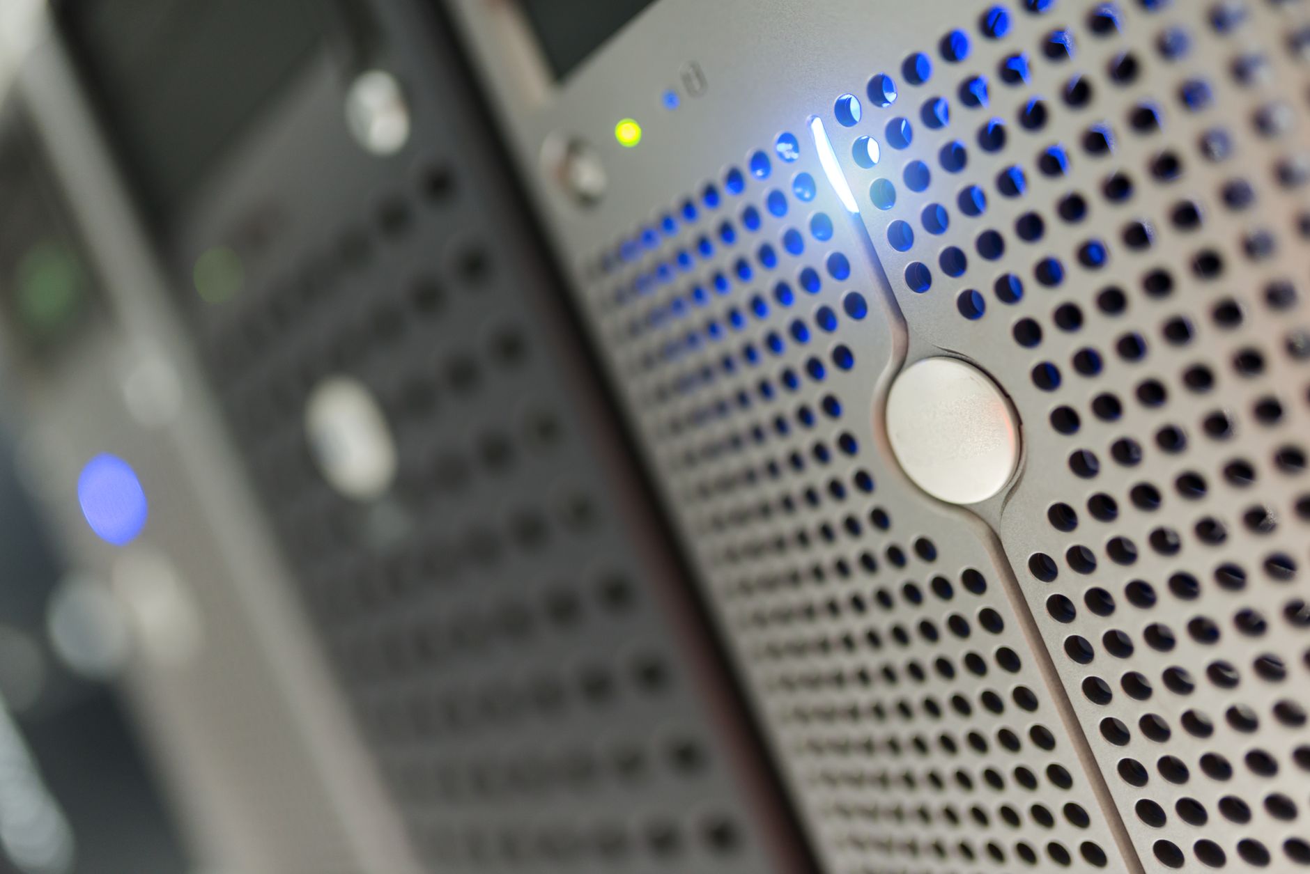 Frente de servidores em rack com luzes de status em um data center