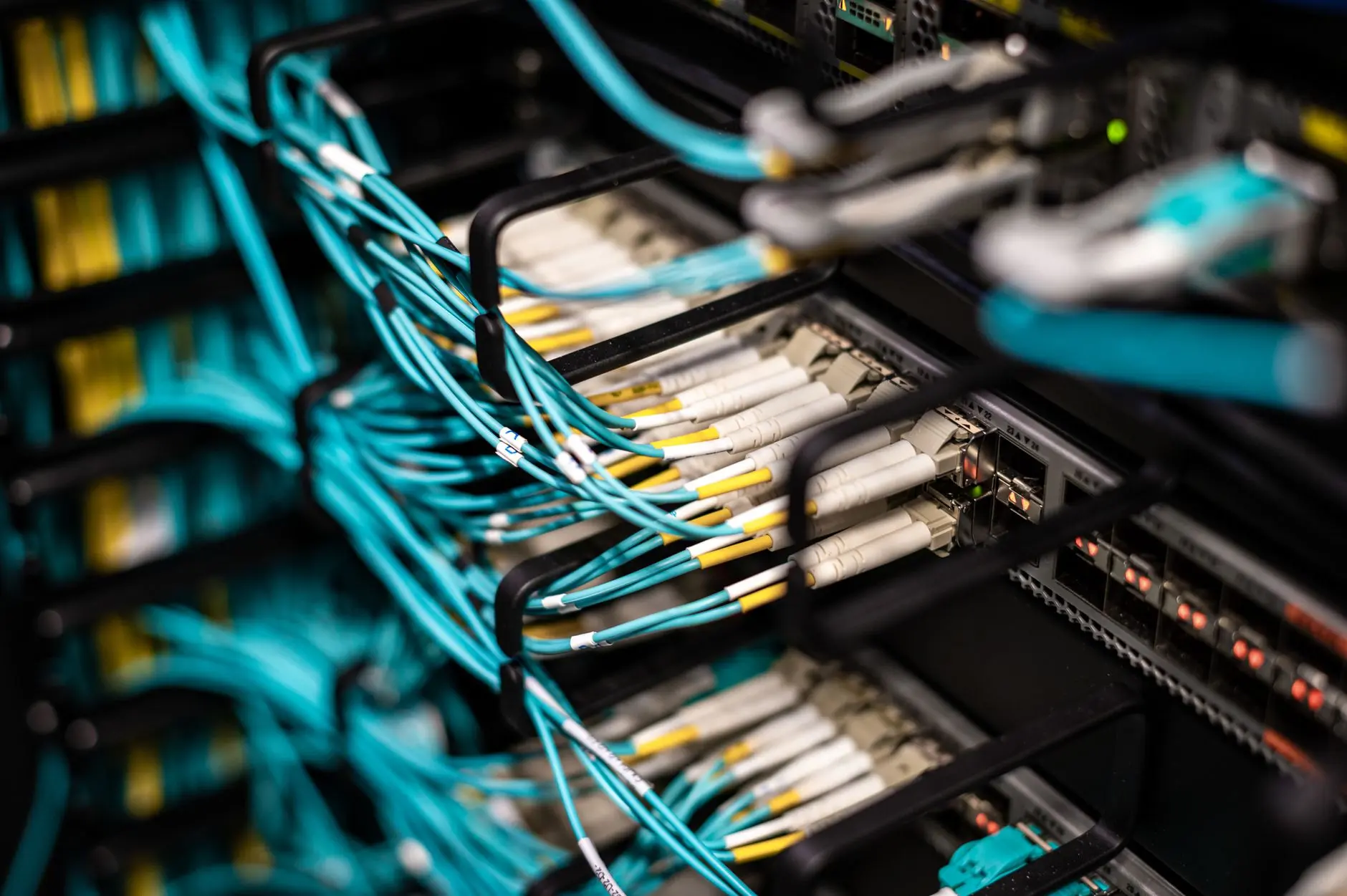 Cabos de fibra óptica conectados às portas de um switch de rede