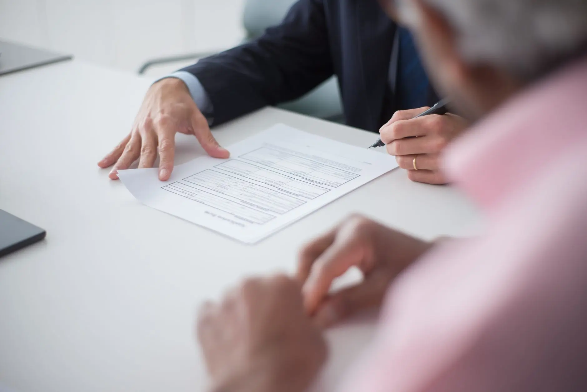 Consultor e cliente em reunião analisando documentos de fornecedores