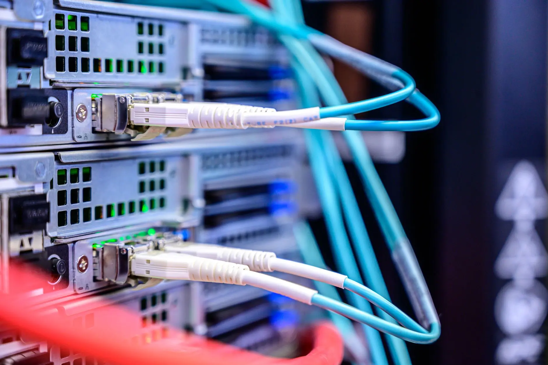 Cabos de fibra conectados às portas de rede de servidores em rack
