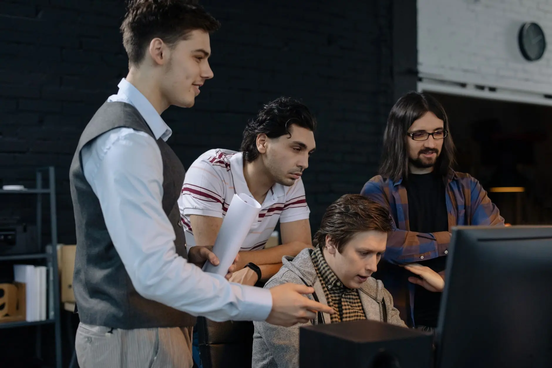 Suporte de TI treinando colaboradores para usar um novo sistema