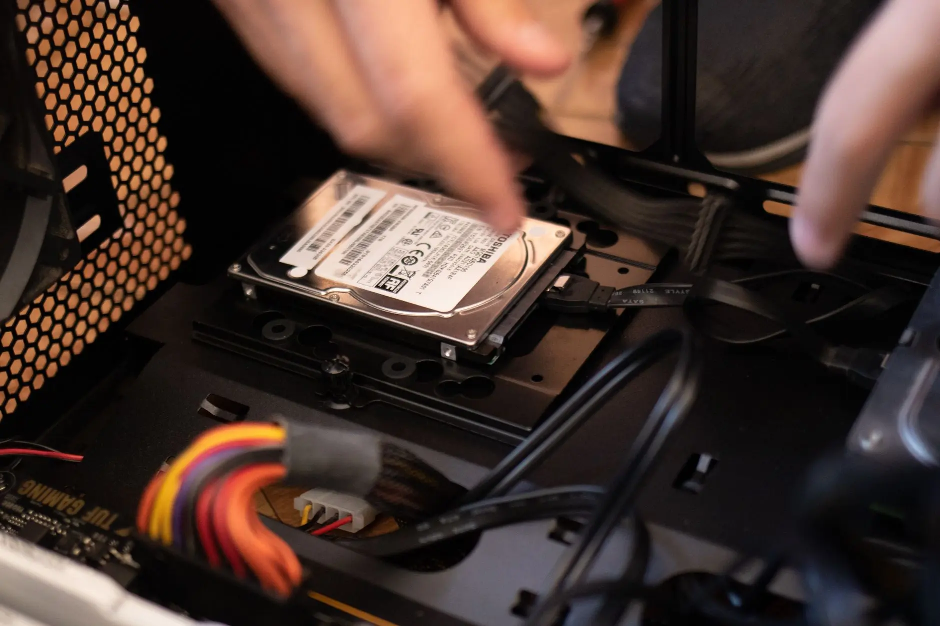 Técnico de TI instalando software em um notebook no escritório