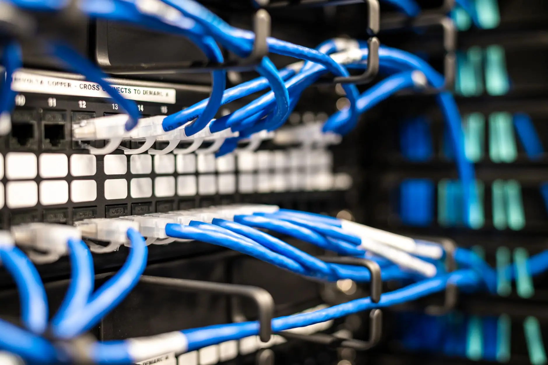 Cabeamento estruturado organizado em um patch panel de rack