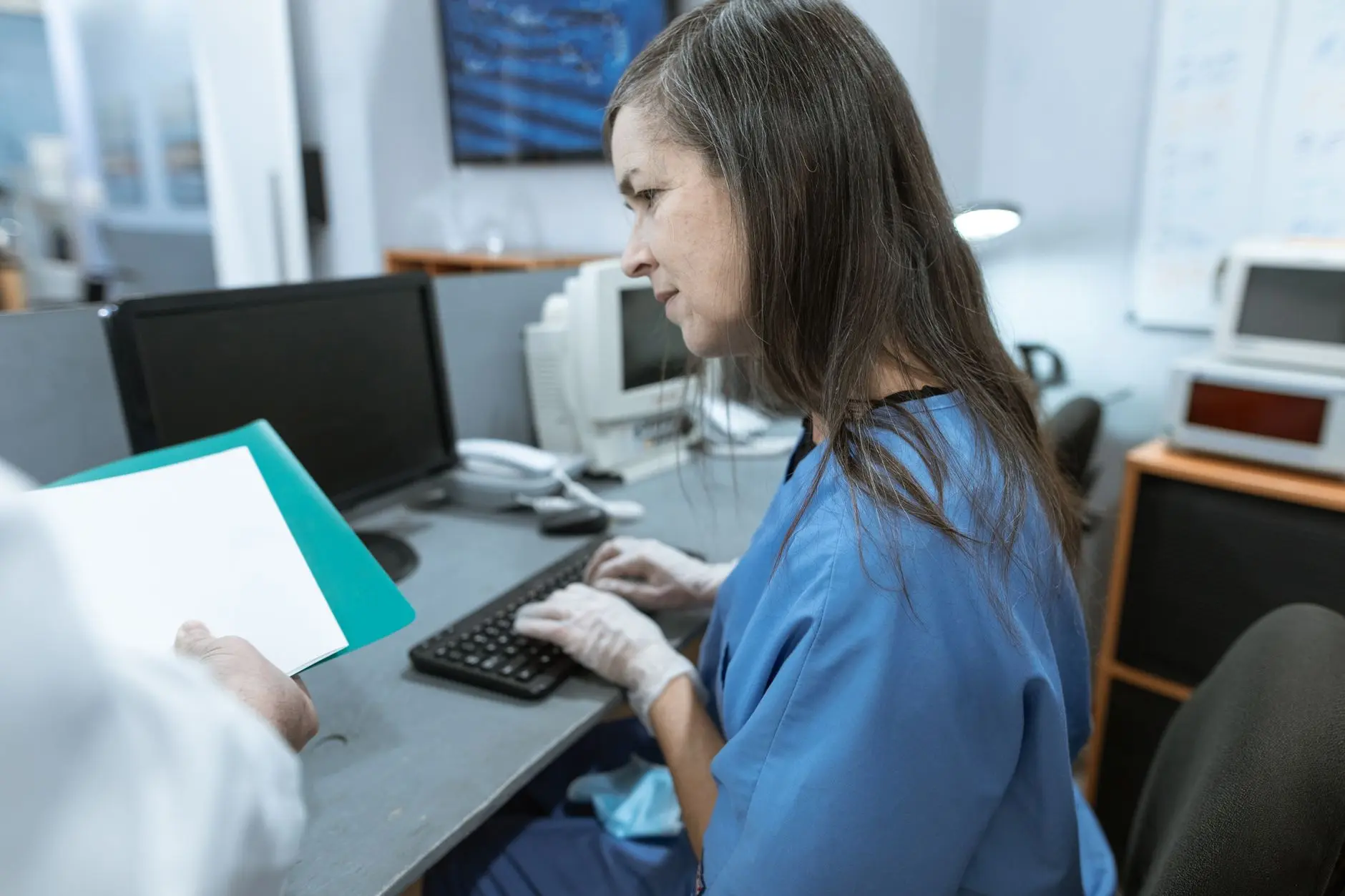 Profissional de saúde consultando prontuário no computador