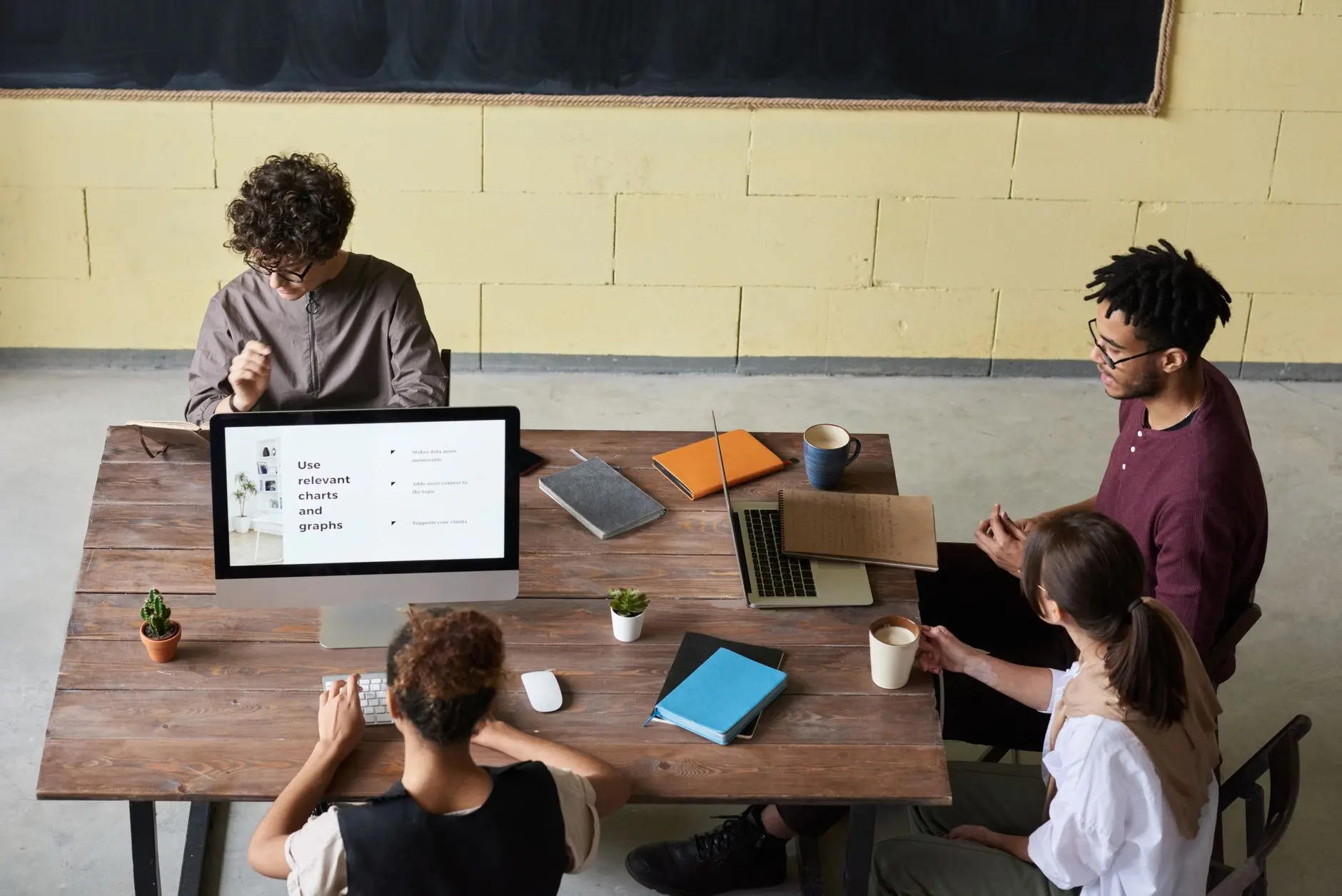 Equipe de uma empresa trabalhando em computadores no escritório