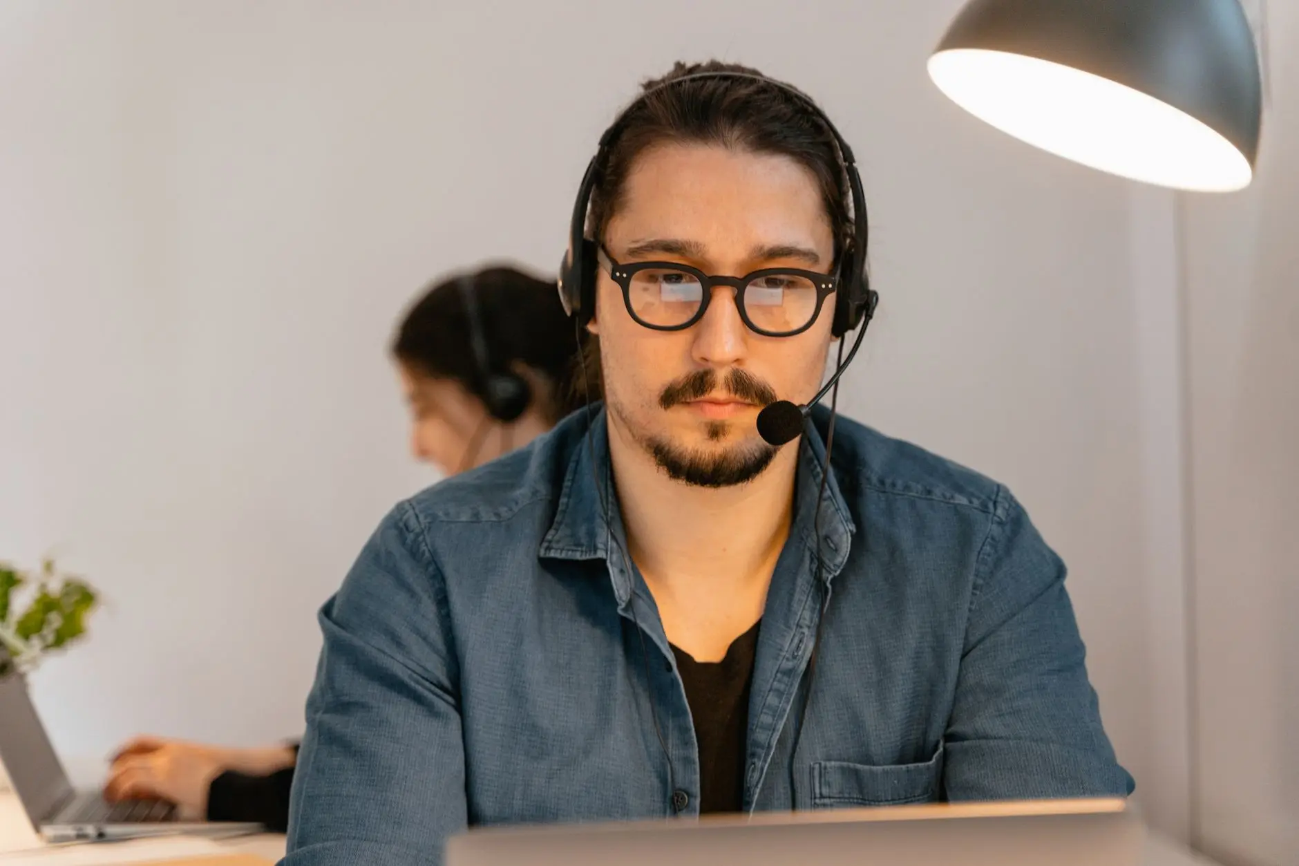 Técnico prestando suporte remoto pela tela do notebook